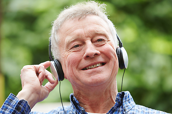 포토 JPG 해외이미지 백인 남자 행복 여유 음악 한명 사람 앉기 야외 가로 정원 헤드폰 듣기 60대 은퇴 해외포토 서양인 1 노년 감정 음향기기 모션 문화예술 파일형식 이미지허브