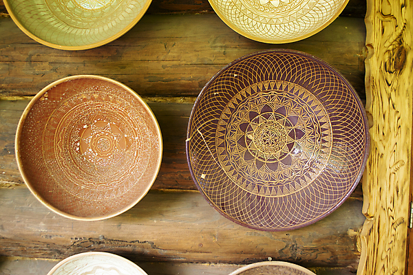 포토 JPG 해외이미지 전통 그릇 식기 접시 디자인 문화 꽃무늬 패턴 탁자 미술 여러명 사람없음 장식 갈색 쌓기 상점 꽃병 수확 시골 조끼 도자기 사발 시장 냄비 수집 기념품 점토 토기 수공예 러시아인 백자 벨로루시 솜씨 핸드메이드 스타일 해외포토 서양인 꽃 컬러 가구 다수 무늬 농업 모션 문화예술 사람 외투 용기_그릇 사기그릇 솥 공예 오브젝트 파일형식 이미지허브