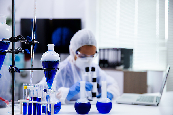 포토 JPG 해외이미지 응시 여자 과학 실내 현미경 실험기구 실험 마스크 한명 상반신 성인 옆모습 실험복 실험실 과학자 보안경 연구소 성인여자한명만 방호복 해외포토 직업 1 시선 옷 뷰포인트 사람 내부 가운 안전장비 학자 여자한명만 성인여자만 파일형식 이미지허브