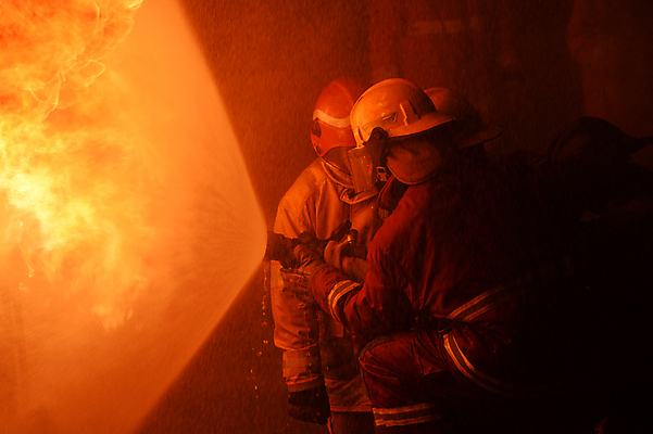 포토 JPG 해외이미지 남자 불 들기 상반신 성인 야외 두명 옆모습 야간 소방관 화재 소방호스 화재진압 성인남자만 물대포 해외포토 자연요소 뷰포인트 모션 사람 구조원 소방 사건 호스 진압 남자만 성인만 파일형식 이미지허브