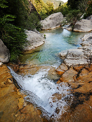 포토 JPG 해외이미지 나무 식물 스포츠 여행 자연 산 풍경 사람없음 야외 초록색 물 여름 파란색 강 평화 환경 골짜기 이탈리아 폭포 하이킹 바위 개울 숲 웅덩이 암초 내추럴 해외포토 자연요소 계절 유럽 컬러 컨셉 레저 돌_바위 생태계 파일형식 이미지허브