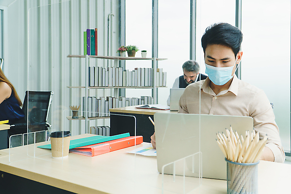 포토 JPG 해외이미지 백인 직업 라이프스타일 얼굴 인터넷 비즈니스 노동자 거리 직장 함께함 실내 건강 가면 안전 사람 동양인 20대 성인 세명 컴퓨터 사무실 건강관리 업무 작업 비즈니스맨 바이러스 보호 질병 경영자 감염 세대 전염병 해외포토 서양인 남자 컨셉 회사 의학 관리 인종 청년 내부 생활 신체부위 전자제품 직장인 리더 파일형식 이미지허브