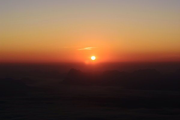 포토 JPG 해외이미지 구름 실루엣 밭 오렌지 자연 하늘 아침 산 풍경 사람없음 야외 파란색 빛 햇빛 태양 일출 환경 새벽 안개 광선 황금 땅 언덕 상승 장면 지형 지역 흐림 내추럴 지리 해외포토 주간 자연요소 컬러 컨셉 농업 과일 날씨 촬영기법 노을 생태계 파일형식 이미지허브