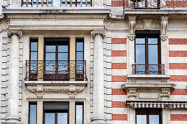 포토 JPG 해외이미지 전통 디자인 외관 유럽 벽 건축양식 창문 유리 벽돌 거리 아파트 주택 프레임 사람없음 야외 건물 장식 가로 빨간색 금속 수확 골동품 발코니 도시 역사 재산 스위스 묘사 질감 복고 타운 프랑스어 그런지 옛날 철책 스타일 해외포토 문자 건축물 건축 나라 컬러 농업 재질 금융 파일형식 이미지허브