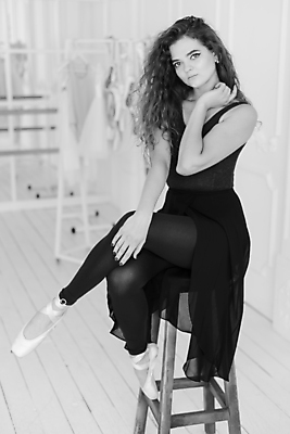 포토 JPG 해외이미지 전신 백인 여자 포즈 흑백 실내 한명 사람 앉기 성인 앞모습 다리꼬기 우아함 발레 발레리나 발레복 성인여자한명만 해외포토 서양인 1 옷 뷰포인트 컨셉 모션 촬영기법 내부 춤 여자한명만 성인여자만 파일형식 이미지허브