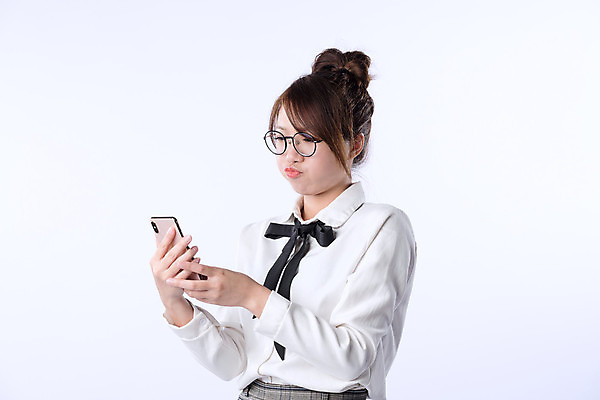 포토 JPG 해외이미지 학생 손 여자 아시아 백그라운드 컨셉 비즈니스 통신 모바일 세포 한명 사람 동양인 성인 스마트폰 흰색 잡기 업무 비즈니스우먼 스마트 소통 고립 해외포토 1 나라 컬러 모션 인종 신체부위 핸드폰 스마트기기 작업 직장인 파일형식 이미지허브