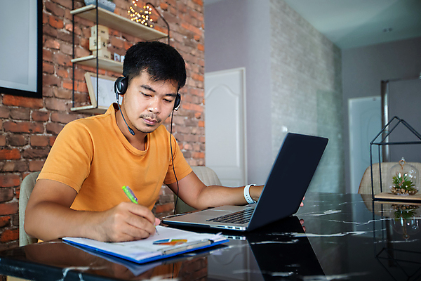 포토 JPG 해외이미지 직업 라이프스타일 남자 음악 인터넷 비즈니스 사업가 통신 회의 거리 주택 한명 사람 앉기 동양인 성인 금융 노트북 컴퓨터 사무실 헤드폰 공책 듣기 업무 작업 비즈니스맨 네트워크 상담원 연결 무선전화기 서비스 온라인 동영상 소셜 운영자 프리랜서 해외포토 1 음향기기 모션 문화예술 문구용품 인종 건물 생활 경제 전자제품 직장인 사무원 전화기 파일형식 이미지허브