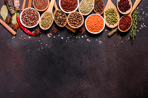 포토 JPG 해외이미지 백그라운드 잎 재료 고추 탁자 파프리카 건조 마늘 요리 씨앗 동양인 사람없음 빨간색 초록색 컬러풀 주방 숟가락 검은색 어둠 양념 조미료 사발 고수 맛 가루 인도인 허브 메뉴 유기농 매움 아로마 소금 향 레시피 후추 카레 생강 바질 로즈메리 시나몬 강황 해외포토 외국인 식물 웰빙 음식 컬러 가구 컨셉 채소 식재료 수저 인종 사기그릇 향신료 향미료 파일형식 이미지허브