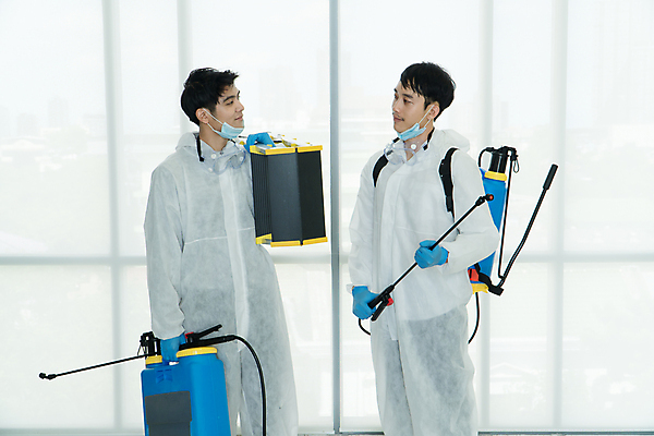 포토 JPG 해외이미지 직업 유니폼 태국 노동자 주택 실내 가면 안전 사람 동양인 정장 두명 약 건강관리 업무 자신감 바이러스 보호 질병 위험 청소 서비스 예방 감염 분무기 청소부 박테리아 소독 전염병 제어 화학물질 화학약품 카피스페이스 해외포토 옷 감정 아시아 컨셉 의학 건강 관리 인종 내부 건물 공백 작업 화학 물질 파일형식 이미지허브