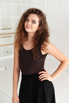 포토 JPG 해외이미지 전신 백인 여자 허리손 실내 한명 사람 상반신 성인 앞모습 우아함 발레 발레리나 발레복 성인여자한명만 해외포토 서양인 1 옷 뷰포인트 포즈 컨셉 내부 춤 여자한명만 성인여자만 파일형식 이미지허브