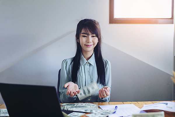 포토 JPG 해외이미지 백인 직업 여자 행복 감정 유럽 여행 컨셉 돈 비즈니스 사업가 교통시설 청소년 성공 한명 미소 사람 금융 쇼핑 달러 잡기 업무 비즈니스우먼 흥분 획득 경영 수입 잭팟 해외포토 서양인 1 나라 교통 모션 표정 경제 작업 직장인 재산 시설 파일형식 이미지허브