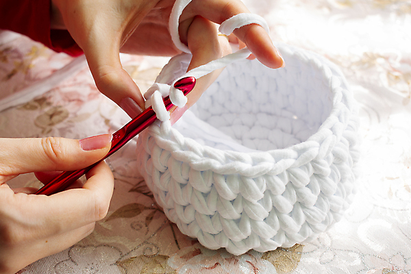 포토 JPG 해외이미지 손 실내 신체부위 잡기 뜨개질 털실 만들기 코바늘 핸드메이드 해외포토 모션 사람 취미 내부 실 파일형식 이미지허브