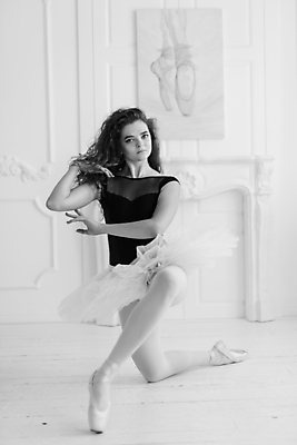 포토 JPG 해외이미지 전신 백인 여자 흑백 실내 한명 사람 성인 앞모습 춤 우아함 무릎꿇기 발레 발레리나 발레복 성인여자한명만 해외포토 서양인 1 옷 뷰포인트 컨셉 모션 문화예술 촬영기법 내부 여자한명만 성인여자만 파일형식 이미지허브