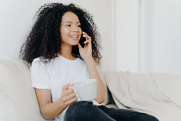 포토 JPG 해외이미지 1 라이프스타일 여자 행복 얼굴 커피 음료 통신 모바일 주택 실내 대화 미소 웃음 사람 앉기 사람없음 가로 스마트폰 소파 검은색 기쁨 방 머그컵 흰색 청바지 차 전화기 부름 혼자 셀룰러 해외포토 감정 컬러 의자 바지 모션 표정 말하기 내부 건물 생활 신체부위 컵 핸드폰 스마트기기 파일형식 이미지허브