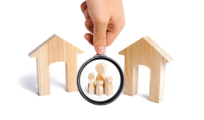 포토 JPG 해외이미지 손 가족 돋보기 실내 들기 신체부위 관찰 말_게임 확대 흰배경 집모양 해외포토 모양 백그라운드 관계 모션 사람 내부 게임 흰색 파일형식 이미지허브