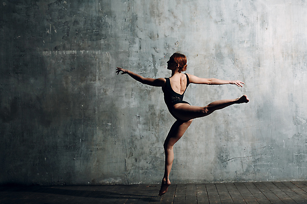 포토 JPG 해외이미지 전신 라이프스타일 여자 실내 한명 성인 뒷모습 춤 우아함 발레 발레리나 발레복 성인여자한명만 해외포토 1 옷 뷰포인트 컨셉 문화예술 사람 내부 생활 여자한명만 성인여자만 파일형식 이미지허브