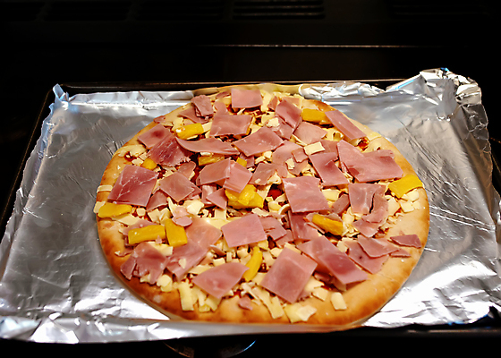 포토 JPG 해외이미지 접시 음식 조각 토마토 치즈 피자 육류 요리 사람없음 빨간색 식사 저녁식사 이탈리아 껍질 흰색 소시지 맛 굽기 햄 점심식사 살라미 페퍼로니 해외포토 식기 유럽 컬러 컨셉 채소 식재료 유제품 패스트푸드 서양음식 가공식품 구이 파일형식 이미지허브