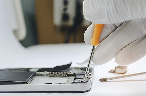 포토 JPG 해외이미지 손 장갑 비즈니스 탁자 모바일 실험 사람 사람없음 스마트폰 핸드폰 기계 손상 장비 공구 업무 오픈 기술자 엔지니어 실험실 수리 전화기 스마트 서비스 순환 전자 고정 유지 깨짐 마더보드 베터리 해외포토 직업 잡화 가구 컨셉 모션 신체부위 전자제품 스마트기기 도구 작업 파일형식 이미지허브