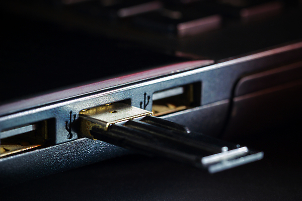 포토 JPG 해외이미지 백그라운드 이동 실내 안전 사람없음 노트북 컴퓨터 사무실 디지털 검은색 공책 자료 어둠 장비 운전 엄지손가락 정보 공구 막대기 보호 연결 휴대용 USB 파일 보안 심플 아날로그 시스템 수납 포트 편리함 삽입 소프트웨어 입력 정물화 지원 하드웨어 해외포토 컬러 컨셉 비즈니스 손가락 모션 문구용품 내부 전자제품 도구 오브젝트 그림 파일형식 이미지허브