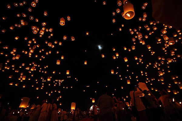포토 JPG 해외이미지 사람 여러명 야외 빛 군중 야간 풍등 풍등날리기 풍등놀이 풍등행사 풍등축제 해외포토 자연요소 다수 놀이 조명 이벤트 등축제 파일형식 이미지허브
