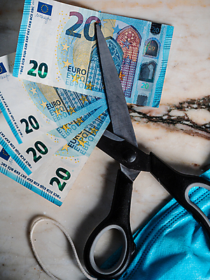 포토 JPG 해외이미지 손 유럽 장갑 돈 손가락 독일 건강 가면 사람없음 금융 경제 파란색 달러 동전 미국 이탈리아 금지 유로 프랑스 시장 질병 자르기 잠금 대출 빚 라텍스 예산 우울증 위기 유럽연합 자금 제어 유대감 해외포토 잡화 나라 컬러 북아메리카 의학 모션 신체부위 재산 보안 파일형식 이미지허브