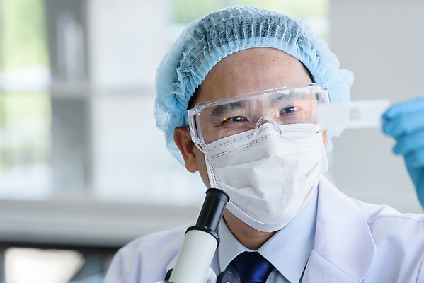 포토 JPG 해외이미지 응시 남자 실험 한명 들기 사람 동양인 성인 실험실 과학자 성인남자한명만 해외포토 직업 1 시선 과학 모션 인종 학자 남자한명만 성인남자만 파일형식 이미지허브