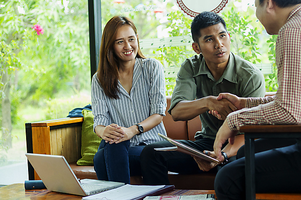 포토 JPG 해외이미지 백인 직업 손 남자 행복 2 회사 비즈니스 사업가 통신 성공 협력 노동자 악수 대화 협상 사람 정장 성인 세명 사무실 거래 인사 업무 비즈니스맨 비즈니스우먼 자신감 그룹 종업원 계약 경영자 경영 정중 해외포토 서양인 옷 여자 감정 컨셉 말하기 손짓 신체부위 예절 작업 직장인 리더 파일형식 이미지허브