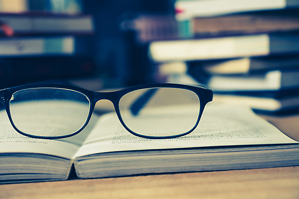 포토 JPG 해외이미지 학생 교육 종이 안경 백그라운드 텍스트 학교 탁자 주택 이야기 사람없음 목재 책 스터디 쌓기 자료 시험 정보 오픈 도서관 읽기 책상 교과서 대학교 질감 문학 페이지 해외포토 나무 잡화 가구 재료 모션 교재 건물 학습 파일형식 이미지허브