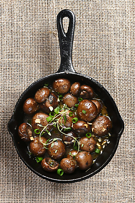 포토 JPG 해외이미지 음식 채소 탁자 양파 마늘 요리 사람없음 목재 세로 주방 식당 숟가락 버섯 튀김 시골 프라이팬 삼베 성분 로즈메리 백리향 세이지 채식주의자 해외포토 나무 가구 재료 주방용품 수저 상점 허브 채식 파일형식 천_직물 이미지허브