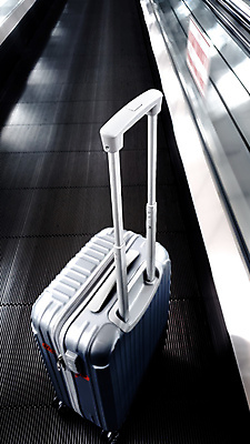 포토 JPG 해외이미지 라이프스타일 디자인 여자 여행 가방 교통시설 청소년 호텔 휴가 바닥 비행기 실내 한명 사람 사람없음 가로 걷기 여행가방 짐 긴급 직물 그룹 변화 당기기 공항 수집 도착 출퇴근 체크무늬 여권 승객 짐싸기 고립 떠남 수하물 카피스페이스 차단 해외포토 1 잡화 교통 컨셉 무늬 비즈니스 항공교통 모션 숙소 대중교통 내부 생활 공백 시설 파일형식 이미지허브