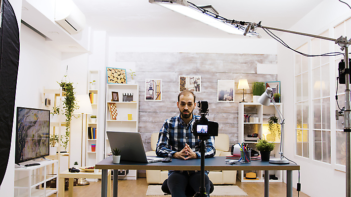 포토 JPG 해외이미지 남자 액자 창문 전등 책장 한명 상반신 성인 앞모습 노트북 카메라 촬영 텔레비전 스탠드 책상 방송 손모으기 촬영실 성인남자한명만 유튜버 해외포토 1 뷰포인트 가구 조명 사람 손짓 전자제품 공간 남자한명만 성인남자만 파일형식 크리에이터 이미지허브
