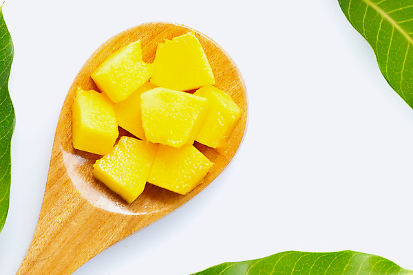 포토 JPG 해외이미지 잎 실내 근접촬영 사람없음 열대과일 흰배경 망고 나무숟가락 과일조각 해외포토 식물 뷰포인트 조각 백그라운드 과일 내부 숟가락 흰색 파일형식 이미지허브