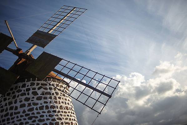 포토 JPG 해외이미지 구름 전통 외관 유럽 산업 문화 여행 건축양식 자연 하늘 바람 풍경 사람없음 야외 초록색 파란색 햇빛 태양 농장 마을 환경 탑 고층빌딩 힘 풍차 흰색 시골 역사 그린에너지 보호 장면 자원 방앗간 옛날 해외포토 자연요소 건축물 건축 나라 컬러 컨셉 농업 날씨 빌딩 에너지 생태계 파일형식 이미지허브