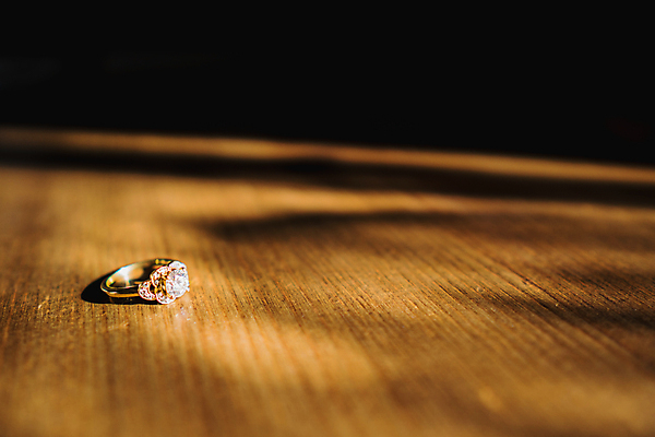 포토 JPG 해외이미지 디자인 커플 나비 결혼 손가락 관계 결혼식 추상 그림자 사랑 사람없음 목재 당근 축하 반지 잡기 악단 행운 황금 은색 큼 크리스탈 보석 순수 다이아몬드 약혼 고체 백금 해외포토 나무 손 감정 음악 컬러 곤충 컨셉 무늬 재료 장신구 모션 뿌리채소 이벤트 크기 광석 약속 파일형식 이미지허브