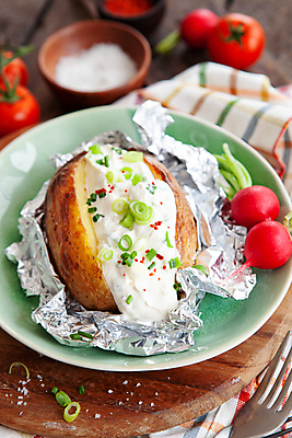 포토 JPG 해외이미지 음식 토마토 감자 사람없음 목재 세로 식사 저녁식사 시골 맛 그릴 허브 소금 레시피 점심식사 쪽파 입가심 총각무 해외포토 나무 식물 컨셉 채소 재료 주방용품 무 파 파일형식 이미지허브