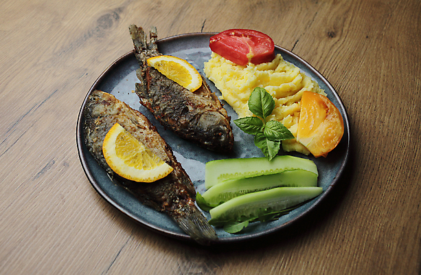 포토 JPG 해외이미지 접시 토마토 오이 실내 요리 사람없음 레몬 생선구이 바질 건강식 감자샐러드 갈색배경 나무배경 해외포토 식기 음식 백그라운드 채소 과일 내부 갈색 샐러드 구이 생선요리 파일형식 이미지허브