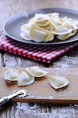 포토 JPG 해외이미지 전통 음식 재료 탁자 파스타 요리 사람없음 주방 식사 저녁식사 이탈리아 신선 맛 준비 날것 밀가루 라비올리 생식 탄수화물 핸드메이드 해외포토 유럽 가구 컨셉 서양음식 가루 파일형식 이미지허브