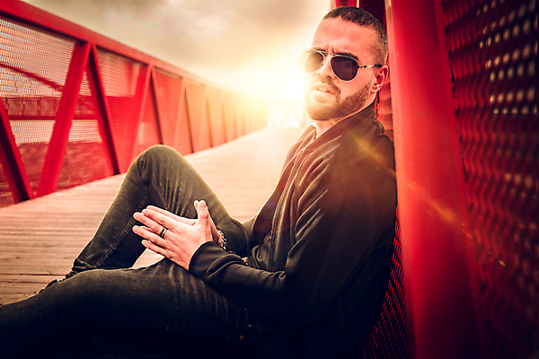 포토 JPG 해외이미지 백인 모델 라이프스타일 응시 옷 계절 공원 남자 행복 얼굴 스포츠 포즈 백그라운드 모션 자연 휴식 거리 건강 한명 사람 앉기 성인 야외 선글라스 운동 유행 코트 가을 흰색 도시 스타일 해외포토 서양인 1 시선 공공시설 감정 안경 컬러 컨셉 생활 신체부위 외투 생태계 파일형식 이미지허브