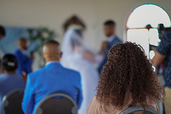 포토 JPG 해외이미지 커플 여자 결혼 백그라운드 결혼식 함께함 실내 사랑 사람 이벤트 사람없음 뒷모습 가로 흰색 축하 우아함 소프트포커스 손목시계 보케 블러 해외포토 감정 뷰포인트 시계 컬러 컨셉 장신구 관계 촬영기법 내부 파일형식 이미지허브