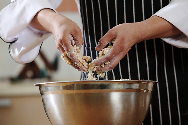 포토 JPG 해외이미지 직업 전통 남자 음식 유니폼 크리스마스 휴가 요리 사람 성인 사람없음 요리사 축제 식사 앞치마 빵집 흰색 작업 굽기 집중 준비 반죽 밀가루 레시피 제빵사 핸드메이드 해외포토 옷 기념일 컬러 컨셉 상점 가루 구이 파일형식 이미지허브