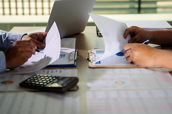 포토 JPG 해외이미지 직업 손 남자 종이 비즈니스 CEO 통신 직장 관리 사람없음 금융 노트북 컴퓨터 사무실 디지털 공책 펼침 잡기 직장인 비즈니스맨 종업원 검색 경영자 문서 파일 폴더 수납 비서 회계 경영 관리자 목록 보관소 분석가 프로젝트 회계사 해외포토 회사 모션 문구용품 사람 신체부위 경제 전자제품 저장 리더 파일형식 이미지허브