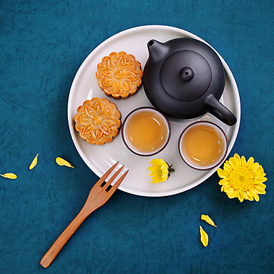 포토 JPG 해외이미지 꽃 디저트 실내 사람없음 하이앵글 찻잔 찻주전자 파란배경 나무포크 월병 해외포토 식물 음식 뷰포인트 백그라운드 포크 주전자 잔 내부 파란색 과자 중국전통 파일형식 이미지허브