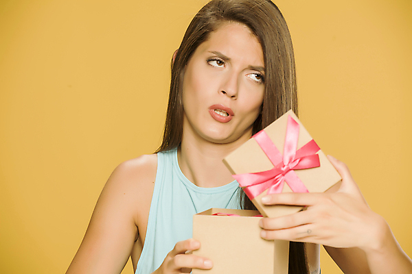 포토 JPG 해외이미지 백인 손 여자 얼굴 갈색머리 발렌타인데이 선물 한명 사람 성인 상자 표현 잡기 오픈 생일 획득 나쁜 고립 노란배경 부정적 해외포토 서양인 1 헤어스타일 기념일 감정 백그라운드 모션 데이이벤트 신체부위 노란색 파일형식 이미지허브