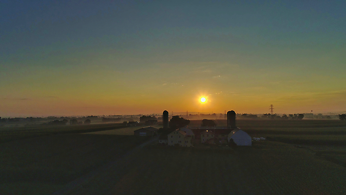 포토 JPG 해외이미지 나무 구름 계절 백그라운드 밭 농업 자연 하늘 아침 주택 안테나 옥수수 풍경 사람없음 야외 건물 초록색 여름 파란색 농작물 햇빛 태양 농장 농경지 일출 황혼 일몰 새벽 수확 시골 낟알 땅 밀 장면 외양간 드론 밭일 사일로 수평선 해외포토 주간 자연요소 식물 건축물 산업 컬러 통신 곡류 노을 생태계 파일형식 이미지허브