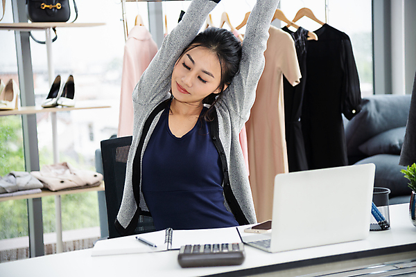 포토 JPG 해외이미지 백인 직업 1 라이프스타일 여자 행복 의자 비즈니스 탁자 성공 휴식 노동자 직장 건강 피곤 한명 사람 앉기 동양인 노트북 컴퓨터 사무실 운동 머리 스트레칭 흰색 업무 작업 비즈니스우먼 디자이너 종업원 책상 경영자 오르기 팔 단절 해외포토 서양인 감정 컬러 가구 컨셉 회사 모션 인종 생활 신체부위 전자제품 직장인 리더 파일형식 이미지허브