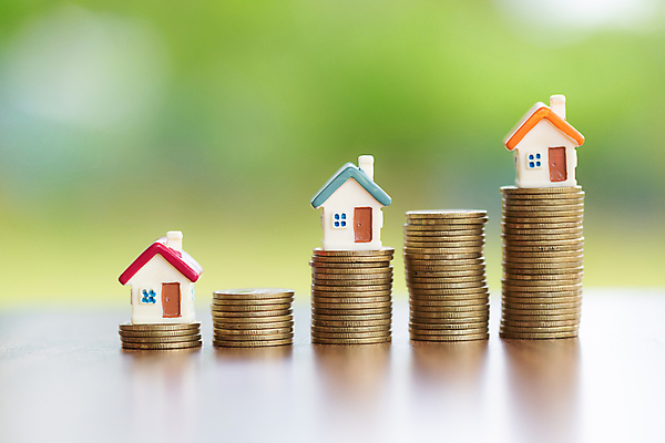 포토 JPG 해외이미지 손 백그라운드 컨셉 돈 비즈니스 가정 성공 그래프 화살 주택 사람없음 금융 경제 쌓기 동전 저축 성장 절약 시장 재산 황금 구매 주식 중개인 투자 이익 파운드 가치 대출 관심 세금 자금 진짜 해외포토 직업 모션 건물 신체부위 쇼핑 파일형식 이미지허브