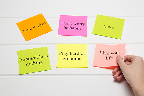 포토 JPG 해외이미지 손 행복 종이 문장 벽 백그라운드 컨셉 스티커 비즈니스 텍스트 성공 사람없음 단어 컬러풀 사무실 노란색 쪽지 공백 정보 흰색 신용카드 메시지 오브젝트 포스트잇 긍정 공지사항 시트 속담 구성 소셜미디어 어려움 조언 목차 해외포토 문자 감정 컬러 신체부위 금융 메모지 파일형식 이미지허브