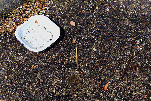 포토 JPG 해외이미지 접시 음식 표면 사람없음 흰색 쓰레기 일회용 플라스틱 정사각형 낭비 땅바닥 해외포토 도형 식기 컬러 컨셉 재질 바닥 파일형식 이미지허브