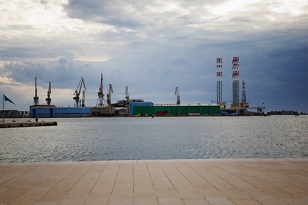 포토 JPG 해외이미지 주간 바다 하늘 사람없음 야외 조선소 산업시설 산업현장 해외포토 자연요소 산업 파일형식 이미지허브