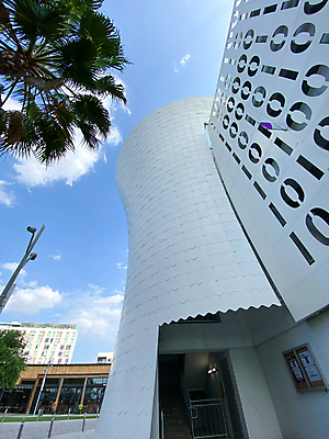 포토 JPG 해외이미지 나무 구름 디자인 외관 공원 호수 여행 백그라운드 비즈니스 건축양식 하늘 거리 주택 풍경 사람없음 야외 건물 그래픽 여름 파란색 태양 식당 미국 운전 올려보기 흰색 도시 센터 주차 사인 타운 교외 이진법 차고 플로리다 해외포토 자연요소 식물 건축물 계절 공공시설 건축 컬러 북아메리카 모션 상점 수학 파일형식 이미지허브